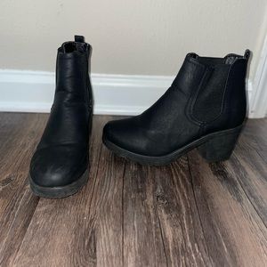 Gently worn black boots — says size 5 but they fit 7.5/8